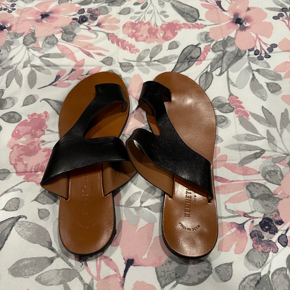 Kenneth Cole summer black sandals. They are in great condition.